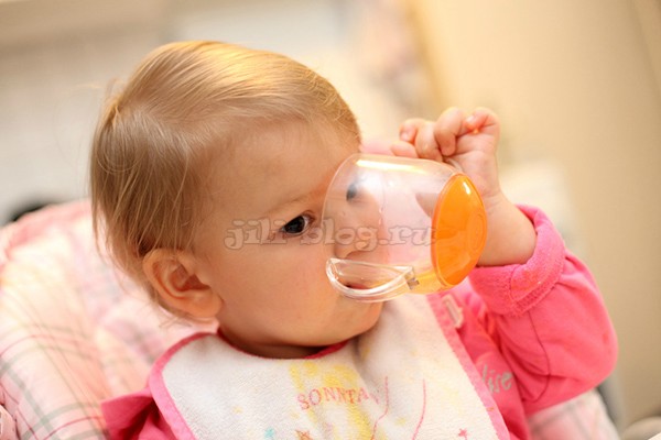 Как научить ребенка пить из кружки