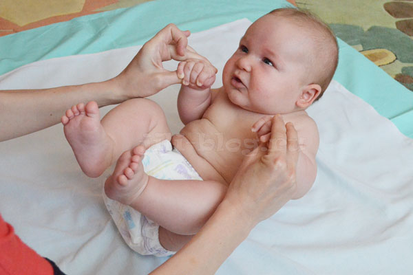 Гимнастика для малышей 3 месяцев. Приподнимаемся от стола