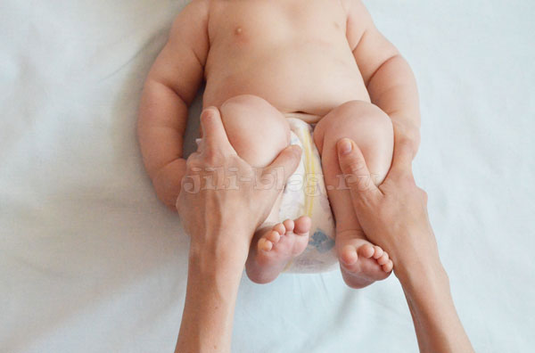Гимнастика для малышей . Поджимаем ножки к животу